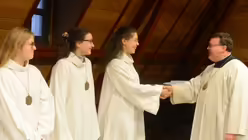 Domkantor Sperling gratuliert S&auml;ngerinnen des M&auml;dchenchores / &copy; Beatrice Tomasetti  (DR)