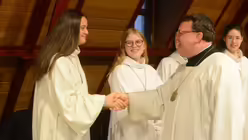 Domkantor Sperling gratuliert Sängerinnen des Mädchenchores / © Beatrice Tomasetti  (DR)