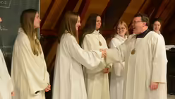 Domkantor Sperling gratuliert S&auml;ngerinnen des M&auml;dchenchores / &copy; Beatrice Tomasetti  (DR)