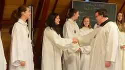 Domkantor Sperling gratuliert Sängerinnen des Mädchenchores / © Beatrice Tomasetti  (DR)