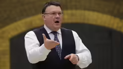 Domkantor Sperling hat mit den Kindern seit den Sommerferien an der Oper gearbeitet. / &copy; Beatrice Tomasetti (DR)