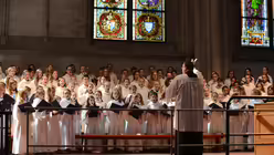 Domkantor Sperling mit dem Nachwuchss&auml;ngerinnen / &copy; Beatrice Tomasetti (DR)