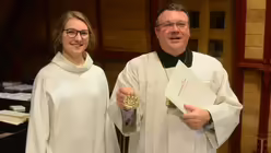 Domkantor Sperling pr&auml;sentiert die Chormedaille / &copy; Beatrice Tomasetti  (DR)