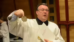 Domkantor Sperling präsentiert die Chormedaille / © Beatrice Tomasetti  (DR)