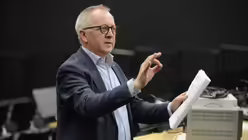 Domkapellmeister Eberhard Metternich bei einer der Proben. / &copy; Beatrice Tomasetti (DR)