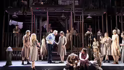 Domkapellmeister Metternich geht mit den S&auml;ngerinnen nochmals einzelne Szene durch / &copy; Bernhard Walterscheid (K&ouml;lner Dommusik)