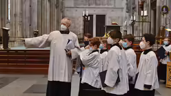 Domkapellmeister Metternich weist jedem neuen Chorknaben seinen Platz zu. / &copy; Beatrice Tomasetti (DR)