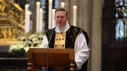 Domkapitular Dr. Dominik Meiering h&auml;lt die Predigt und teilt mit der Trauergemeinde sehr pers&ouml;nliche Erinnerungen an den Verstorbenen / &copy; Beatrice Tomasetti (DR)