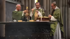 Domkapitular Thomas Weitz mit dem ehemaligen Dompropst Norbert Feldhoff und Domdiakon Witte / &copy; Beatrice Tomasetti (DR)