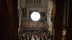 Ein leuchtender Helium-Ballon sorgte für gutes Licht im Dom und fürs Streaming / © Beatrice Tomasetti (DR)