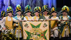 Dommessdiener Niclas Schmaderer legt den Fahneneid ab und wird zum Leutnant befördert. / © Beatrice Tomasetti (DR)