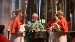 Dommessdiener rahmen mit den Akolythen Domdiakon Witte beim Verlesen des Evangeliums ein. (DR)