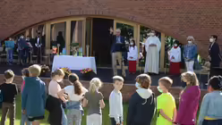 Dommusik-Leiter Eberhard Metternich dirigiert auf dem Au&szlig;engel&auml;nde einen Kanon mit allen Domsingsch&uuml;lerinnen und -sch&uuml;lern / &copy; Beatrice Tomasetti (DR)