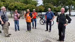 Dompropst Assmann auf dem Weg zum Dom (DR)