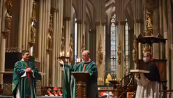 Dompropst Assmann mit dem alten und dem neuen Domzeremoniar. / © Beatrice Tomasetti (DR)