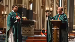 Dompropst Assmann würdigt die Verdienste von Domzeremoniar Hopmann für den Kölner Dom. / © Beatrice Tomasetti (DR)