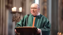 Dompropst Bachner erinnert in seiner Geburtstagsansprache daran, dass Feldhoff einst mit 35 Jahren der j&uuml;ngste Generalvikar einer deutschen Di&ouml;zese war. / &copy; Beatrice Tomasetti (DR)