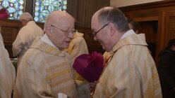 Dompropst Bachner ist unter den Gratulanten, die an diesem Sonntag die 9 Uhr-Messe mit Prälat Schnell gefeiert haben / © Beatrice Tomasetti (DR)