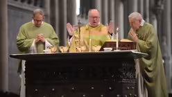 Dompropst Bachner zelebriert mit Pr&auml;lat Norbert Feldhoff und Pr&auml;lat Ludwig Sch&ouml;ller. / &copy; Beatrice Tomasetti (DR)