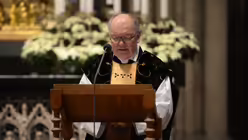 Dompropst Gerd Bachner leitet die Trauerfeier für Prof. Arnold Wolff / © Beatrice Tomasetti (DR)