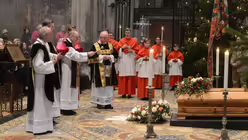 Dompropst Gerd Bachner segnet den Sarg / © Beatrice Tomasetti (DR)