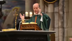 Dompropst Guido Assmann am Vierungsaltar des Kölner Domes / © Beatrice Tomasetti (DR)