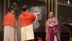 Dompropst Msgr. Assmann wird von den Messdienern inzensiert. / &copy; Beatrice Tomasetti (DR)