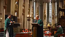 Dompropst Msgr. Guido Assmann findet zur Verabschiedung von Domzeremoniar Hopmann warmherzige Worte der Wertsch&auml;tzung. / &copy; Beatrice Tomasetti (DR)