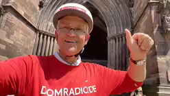 DOMRADIO.DE-Chefredakteur Ingo Br&uuml;ggenj&uuml;rgen vor dem Freiburger M&uuml;nster (DR)
