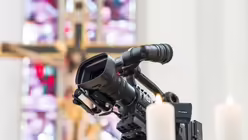 DOMRADIO.DE &uuml;bertr&auml;gt Gottesdienste live in Bild und Ton. / &copy; Ottersbach (DR)