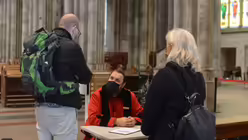 Domschweizer Kevin Frerich hat f&uuml;r alle Fragen immer ein offenes Ohr / &copy; Beatrice Tomasetti (DR)