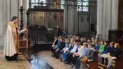 Domvikar Hopmann bei einem Tauferinnerungsgottesdienst mit Kindern der Kölner Domsingschule (Archivbild) / © Beatrice Tomasetti (DR)