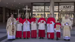 Domvikar Hopmann nimmt mit den Dommessdienern Aufstellung bei der Erstkommunionfeier der K&ouml;lner Domsingschule. / &copy; Tomasetti (DR)