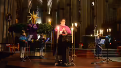 Domvikar Hopmann verliest das Evangelium. / © Beatrice Tomasetti (DR)