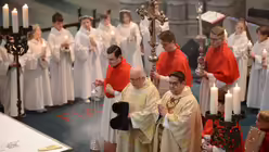 Domvikar Tobias Hopmann ist der Zelebrant der Erstkommunionfeier. / &copy; Beatrice Tomasetti (DR)