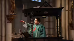 Domzeremoniar Hopmann lädt seine Zuhörer dazu ein, Christus ins Zentrum ihres Lebens zu rücken. / © Beatrice Tomasetti (DR)