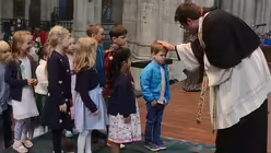 Domzeremoniar Hopmann nimmt sich Zeit für jedes einzelne Kind / © Beatrice Tomasetti (DR)