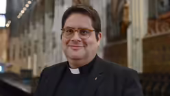 Domzeremoniar Tobias Hopmann ist auch Subregens des Priesterseminars / &copy; Beatrice Tomasetti (DR)
