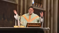 Domzeremoniar Tobias Hopmann verlässt zum 31. August den Kölner Dom. / © Beatrice Tomasetti (DR)