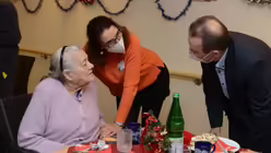 Dr. Bernhard Seiger geht von Tisch zu Tisch, begleitet von Iris Asholt, soziale Betreuung. / © Beatrice Tomasetti (DR)