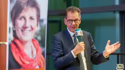 Dr. Claudia L&uuml;cking-Michel arbeitet eng mit dem Minister f&uuml;r wirtschaftliche Zusammenarbeit und Entwicklung, Gerd M&uuml;ller, zusammen, der das Programm "Ziviler Friedensdienst" finanziert. / &copy; L&uuml;cking-Michel  (privat)