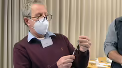 Dr. Heribert Wiemer, Leitender Impfarzt bei dieser Altenberger Gemeindeaktion, zieht eine Spritze auf. / © Beatrice Tomasetti (DR)
