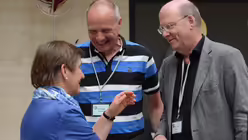 Dr. J&uuml;rgen Holtkamp, stellvertretender Leiter des ND, und Dr. Stefan Vesper, Generalsekret&auml;r des ZdK, im Gespr&auml;ch mit Claudia L&uuml;cking-Michel / &copy; Beatrice Tomasetti (DR)