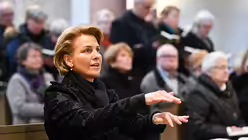 Dr. Juliane Mergenbaum als Gebärdendolmetscherin im Einsatz. (KNA)