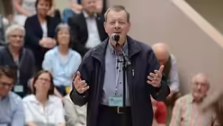 Dr. Karl Heinz Paulus, bereits 1964 Bundesleiter ND Jugend, meldet sich zu Wort / &copy; Beatrice Tomasetti (DR)