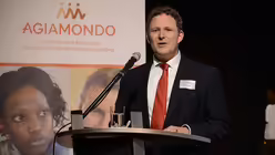 Dr. Markus Demele, Vorstand von AGIAMONDO, erinnert daran, dass AGIAMONDO immer schon den Austausch von Wissen und Erfahrungen in den Mittelpunkt gestellt hat.   / © Beatrice Tomasetti (DR)