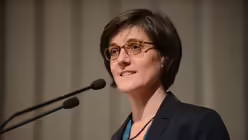 Dr. Schwarz-Boenneke begr&uuml;&szlig;t die mehreren hundert Schulleiter und Religionslehrer / &copy; Beatrice Tomasetti (DR)