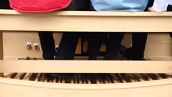 Drei an der Orgel / &copy; Lea Br&uuml;ggemann (DR)