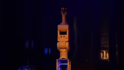 Die Heiligen Drei K&ouml;nige als Roboter im Dom. Melchior im Dom-Inneren.  / &copy; Marcel Krombusch (DR)