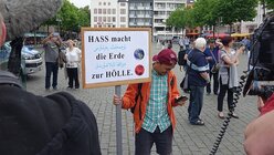 Bilinguales Transparent auf der Demo in Köln / © Matthias Milleker (DR)